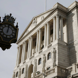 Un reloj marca el mediodía delante de la sede del Banco de Inglaterra, en la City de Londres. REUTERS/Peter Nicholls