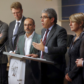 El portavoz del PDECat en el Congreso, Francesc Homs, durante la rueda de prensa que ha ofrecido tras comparecer a puerta cerrada ante la Comisión del Estatuto del Diputado de la Cámara Baja. EFE/Chema Moya