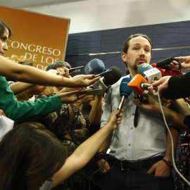 Pablo Iglesias, secretario general de Podemos, hace unas declaraciones a los medios en el Congreso de los Diputados. E.P.