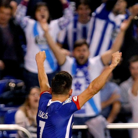 El delantero del Deportivo Lucas Pérez celebra su gol, gol del empate a uno, durante el partido de la décima jornada de Liga que Deportivo de La Coruña y Atlético de Madrid disputan esta noche en el estadio de Riazor, en A Coruña. EFE