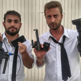 Los reporteros Alessandro Onnis y Stefano Corti posan con las cámaras del programa. / FACEBOOK LE IENE