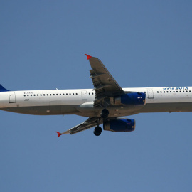 Imagen de un avión Airbur A-321 de la compañía Kogalymavia similar al estrellado en Egipto