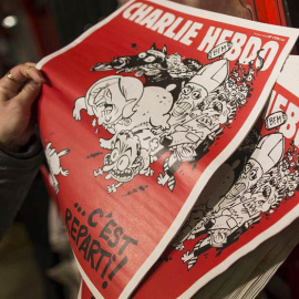 Diversos ejemplares de Charlie Hebdo son puestos a la venta en la estación de tren Gare du Nord en París. / EFE
