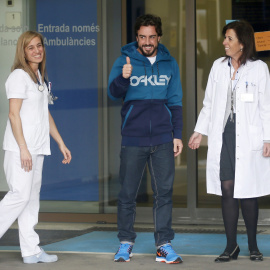 Fernando Alonso a su salida del hospital. REUTERS/Albert Gea