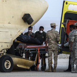 Médicos egipcios cargan el avión militar con los cadáveres de las víctimas rusas en la península del Sinaí. AFP / KHALED DESOUKI