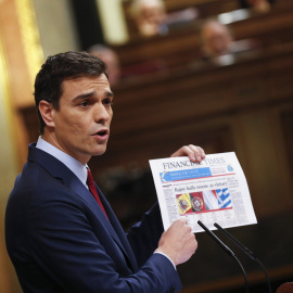 El secretario general del PSOE, Pedro Sánchez, sositene un recorte del diario 'Financial Times' durante su intervención en el debat sobre el estado de la nación. REUTERS/Sergio Perez