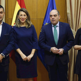 La ministra de Trabajo, Yolanda Díaz, con los presidentes de la Asociación de Trabajadores Autónomos (ATA), Lorenzo Amor, y de la Unión de Profesionales y Trabajadores Autónomos (UPTA), Eduardo Abad, y con la secretaria general de la Unión 