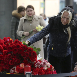 Familiares acuden a un acto conmemorativo improvisado para las víctimas del avión ruso que se estrelló en Egipto, en las afueras del aeropuerto de Pulkovo, en San Petersburgo, Rusia./REUTERS
