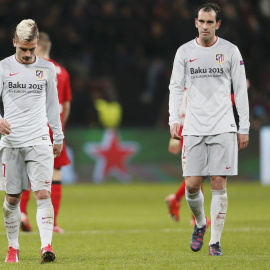 Godín y Griezmann al acabar el partido en Leverkusen. REUTERS/Wolfgang Rattay