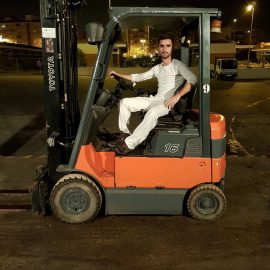 Víctor Pino, subido a un montacargas tras haber dejado el fútbol.