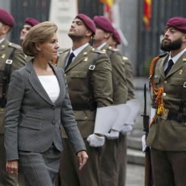 La ministra de Defensa y secretaria general del Partido Popular,Maria Dolores de Cospedal, pasa revista a las tropas que la rindieron honores durante el acto de su toma de posesión hoy en la sede del ministerio. EFE/Paco Campos