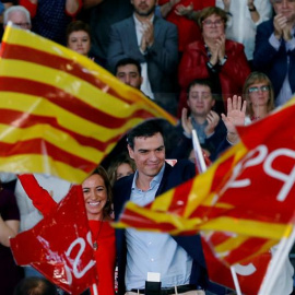 Pedro Sánchez junto a Carme Chacón en la presentación de los candidatos del PSC. / ALEJANDRO GARCÍA (EFE)