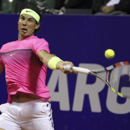 El tenista español Rafael Nadal devuelve una bola al argentino Facundo Argüello. /EFE