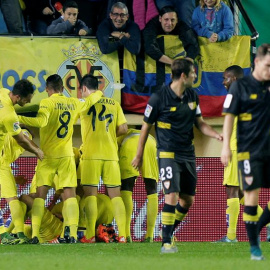 Los jugadores del Villarreal celebran uno de los goles al Sevilla. EFE/Domenech Castelló