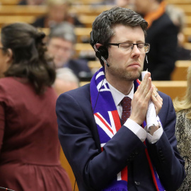 Un eurodiputado reacciona tras la votación del brexit. REUTERS