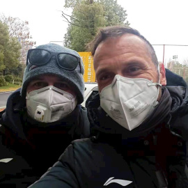 Foto cedida por el madrileño Oliver Cuadrado (d), entrenador de porteros, que posa este sábado en un autorretrato junto a un amigo sin identificar, en el bloque de viviendas donde reside en la ciudad china de Wuhan, en la que ha quedado atr