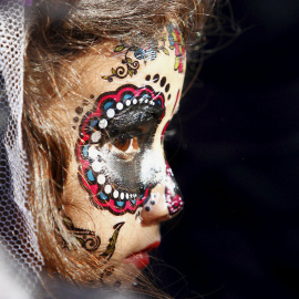 Una niña con el rostro pintado como una Catrina, también conocida como "La muerte elegante", participa en un concurso en su guardería en el Día de los Muertos en Tijuana, México. REUTERS/Jorge Duenes