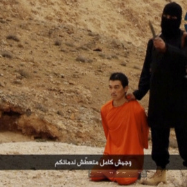 El hombre identificado ahora como el británico Mohammed Emwazi, junto a otra de sus víctimas, el periodista japonés Kenji Goto. REUTERS
