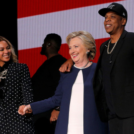 Hilary Clinton junto a Beyoncé y a Jay Z en un mitín en Cleveland. /REUTERS