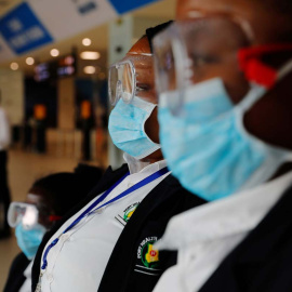 Trabajadores del aeropuerto de Accra (Ghana) preparados para evaluar a pasajeros con síntomas de coronavirus. (REUTERS)