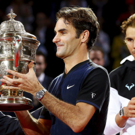 Federer, con el título de Basilea junto a Nadal. REUTERS/Arnd Wiegmann