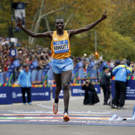 Biwott celebra su victoria en la maratón de Nueva York a su llegada a meta. REUTERS/Mike Segar