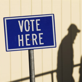 Cartel que indica donde votar. "Vote here", vote aquí. / REUTERS