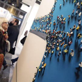 Una mujer observa la obra de Juan Genovés, en la galería Marlborough, de la 34 edición de la Feria Internacional de Arte Contemporáneo (ARCO). /EFE