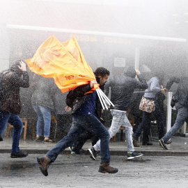 La Policía turca emplea un cañón de agua para dispersar a las manifestantes que protestan contra la detención de los diputados del Partido Democrático de los Pueblos. en Estambul, Turquía. / EFE