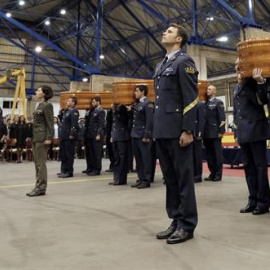 Las instalaciones de la base aérea de Gando (Gran Canaria) acogió el funeral de los tres militares, el capitán José Morales, el teniente Saúl López Quesada y el sargento Johnander Ojeda. / EFE