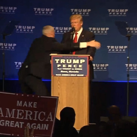 Momento en el que agentes del servicio secreto sacan a Donald Trump de un mitin.