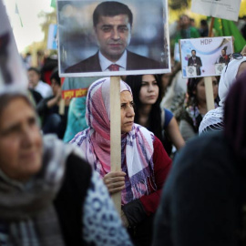 Una mujer kurda protesta en Grecia contra las detenciones de 12 diputados kurdos el pasado viernes. ALKIS KONSTANTINIDIS (REUTERS)