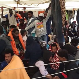 Los rescatados por el Open Arms, en la cubierta del barco.