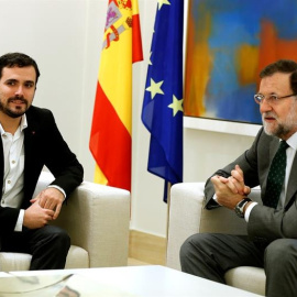 El candidato de IU, Alberto Garzón, en su encuentro con Mariano Rajoy. EFE