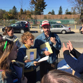 Voluntarios del equipo de Hillary Clinton re reúnen en Brooklyn antes de empezar su trabajo. / G.L.