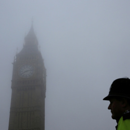 Los aeropuertos de todo el Reino Unido sufrieron interrupción el lunes debido a la densa niebla provocó retrasos y cancelaciones.- REUTERS