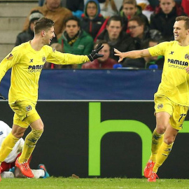 Vietto celebra con Cheryshev uno de sus goles. EFE/KRUGFOTO