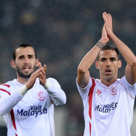 Aleix Vidal y Fernando Navarro celebran la clasificación del Sevilla. EFE/JONAS GUETTLER