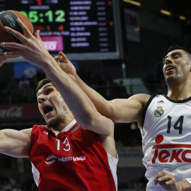 Marjanovic y Ayón luchan por un balón durante el partido. EFE/JuanJo Martín