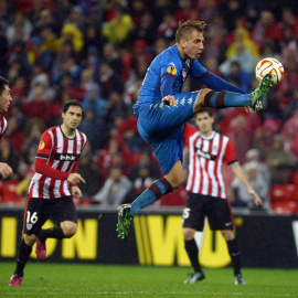 El delantero del Torino Maxi Lopez controla el balón ante la mirada de los jugadores del Athletic. - REUTERS