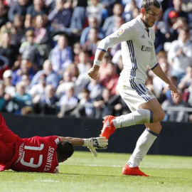 El jugador galés del Real Madrid Gareth Bale supera al portero del Leganés Serantes. /EFE