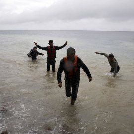 Unos inmigrantes alcanzan la costa./ EUROPA PRESS