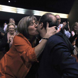 l primer secretario del PSC, Miquel Iceta, recibe el abrazo de la que será su número dos, la adjunta a la primera secretaría, Nuria Marín, tras la clausura del XIII congreso del partido. / ALBERTO ESTÉVEZ (EFE)