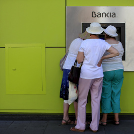 Varias mujeres usando un cajero de Bankia en Madrid. REUTERS/Marcelo del Pozo