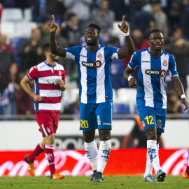 El delantero ecuatoriano del Espanyol Felipe Salvador Caicedo celebra el gol marcado ante el Granada, durante el partido de la décima jornada de Liga en el estadio Cornellà-El Prat. EFE/Alejandro García