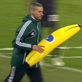 El árbitro del Feyenoord-Roma retira un plátano hinchable del campo.