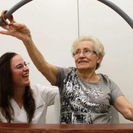 Una paciente con Alzhéimer, realiza terapia ocupacional. EFE/Archivo