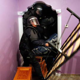 La Policía entra en el apartamento de Emilia Montoya Vázquez para llevar a cabo del desalojo de su familia por la Empresa Municipal de Vivienda y Suelo de Madrid. /SUSANA VERA (REUTERS)