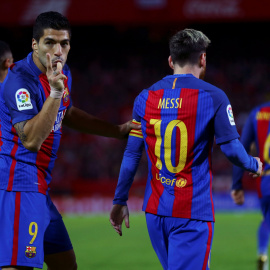 Luis Suárez celebra su gol contra el Sevilla.- REUTERS