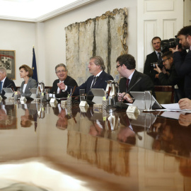 Los titulares de Economía, Luis de Guindos; Energía, Álvaro Nadal; Cultura y Deporte, Íñigo Méndez de Vigo; Interior, Juan Ignacio Zoido; Defensa, María Dolores de Cospedal, y Exteriores  Alfonso Dastis, durante el primer Consejo de Ministr